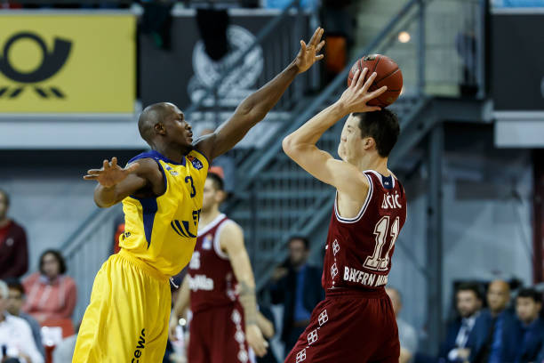 班底的同时 班底的同时